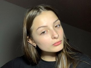 People Call Me Nandeci And I'm 18 Years Of Age, I Am A Brunette