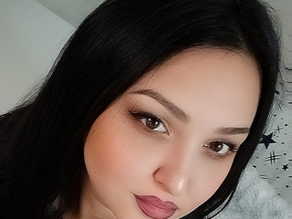 Guess what I’m wearing? Or not wearing… 👀