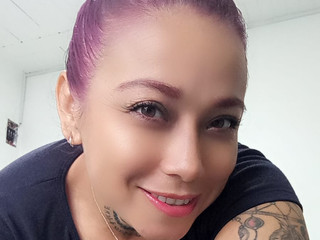 latina tatuada