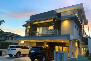 to have a own house and lot with luxury car